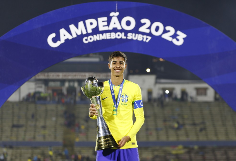 Vitor Reis, zagueiro do Palmeiras, com a taça de campeão Sul-Americano Sub-17 pelo Brasil — Foto: Rafael Ribeiro/CBF