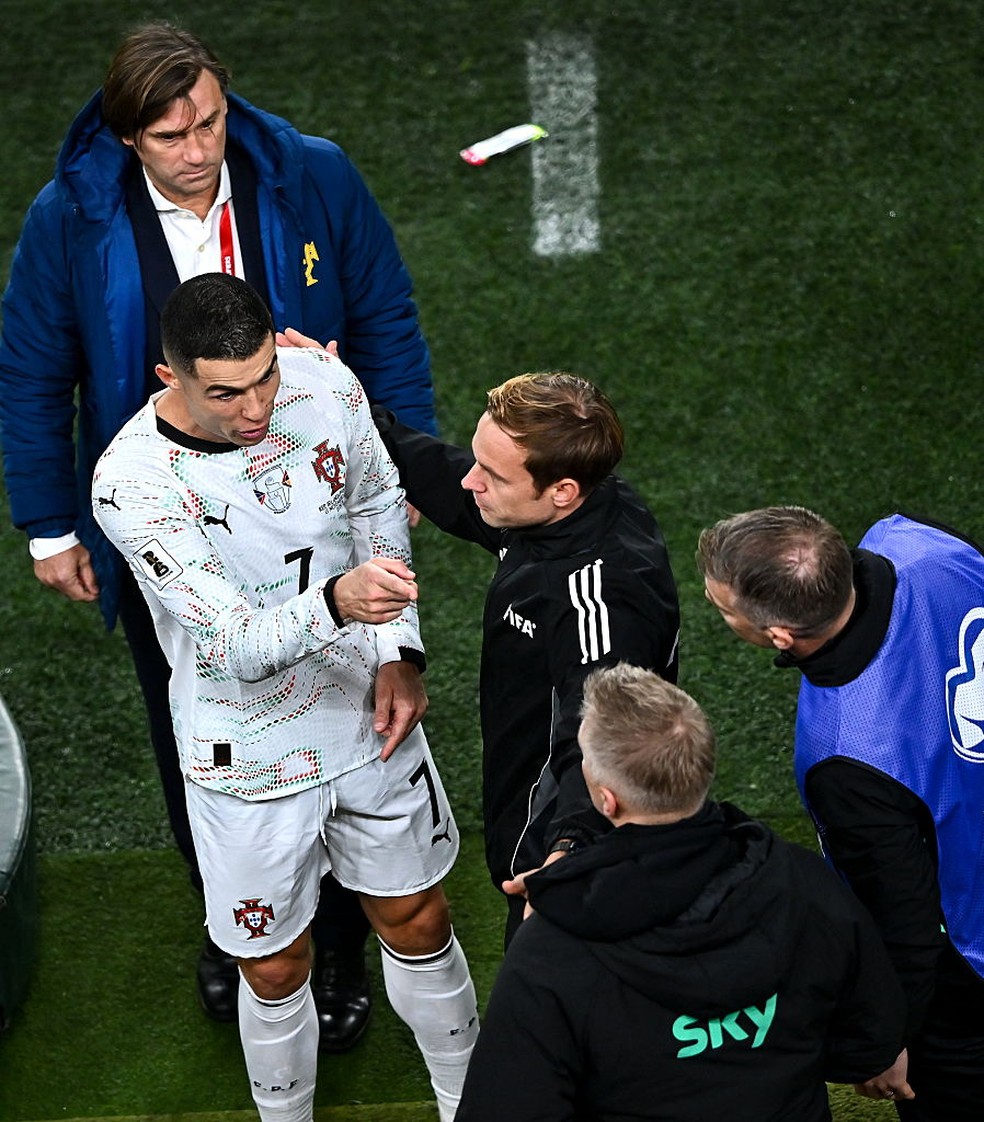Cristiano Ronaldo discute com Heimir Hallgrimsson após expulsão — Foto: Getty Images