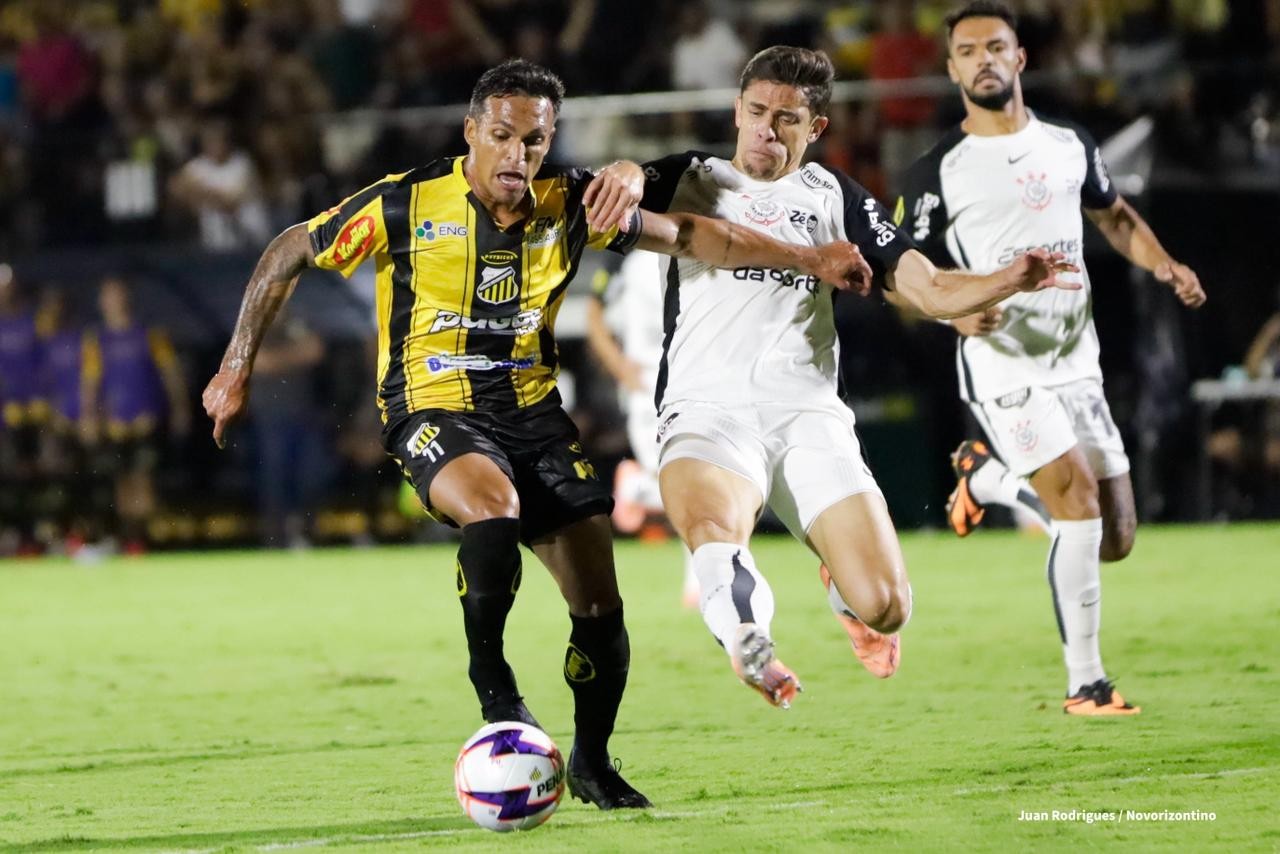 Corinthians Cai na Semi após Desempenho Isolado de Memphis: Análise das Atuação e Notas