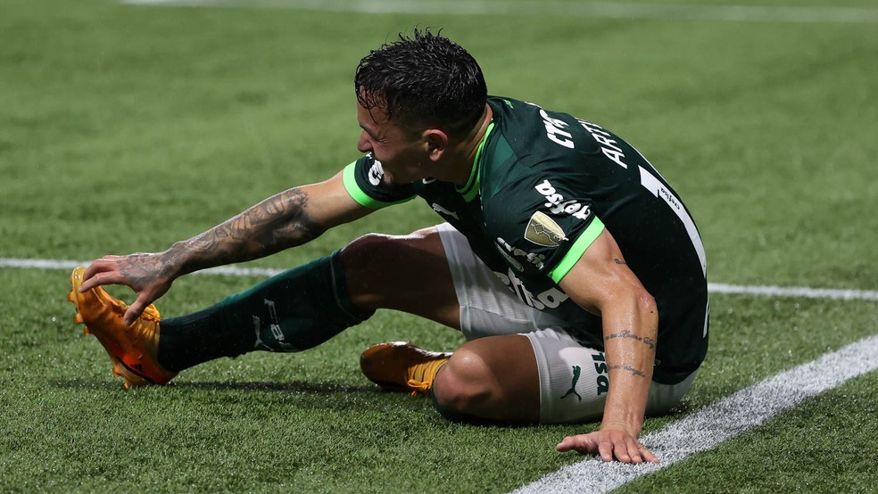 Artur com cãibras após marcar o quarto gol do Palmeiras contra o Bolívar, na Libertadores — Foto: Cesar Greco/Palmeiras
