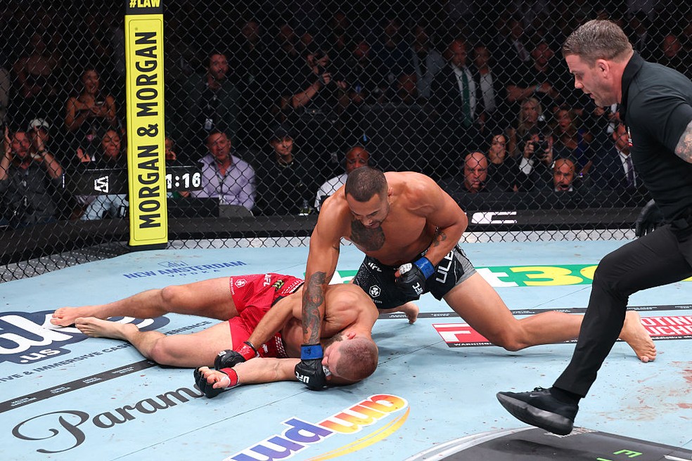 Carlos Ulberg nocauteou Jiri Prochazka na luta principal do UFC 327 — Foto: Ed Mulholland/Zuffa LLC