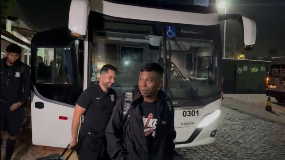 Ex-atacante Edilson acompanha o Corinthians na Bahia — Foto: Emilio Botta