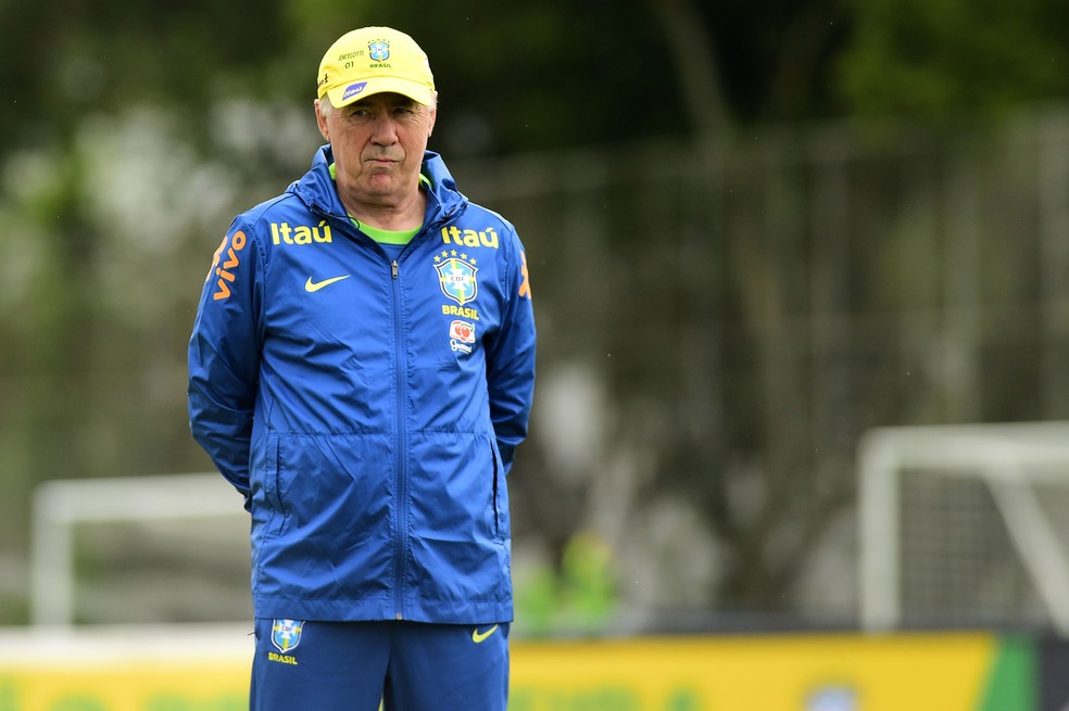 Carlo Ancelotti em treino da seleo brasileira em So Paulo  Foto: Marcos Ribolli