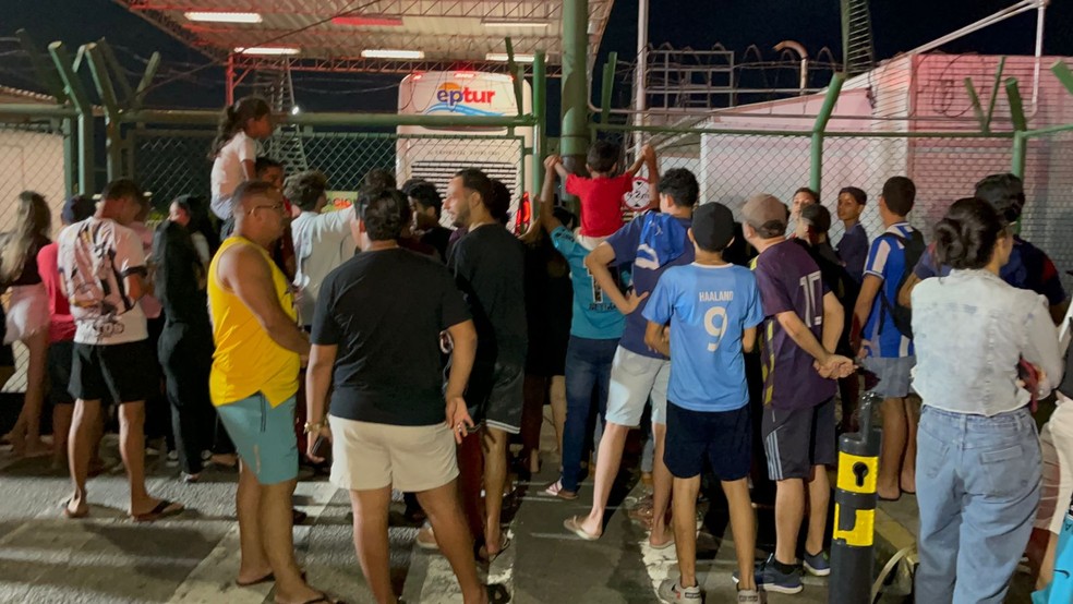Torcedores na expectativa para acompanhar a chegada do Santos em Alagoas — Foto: Denison Roma/Ge