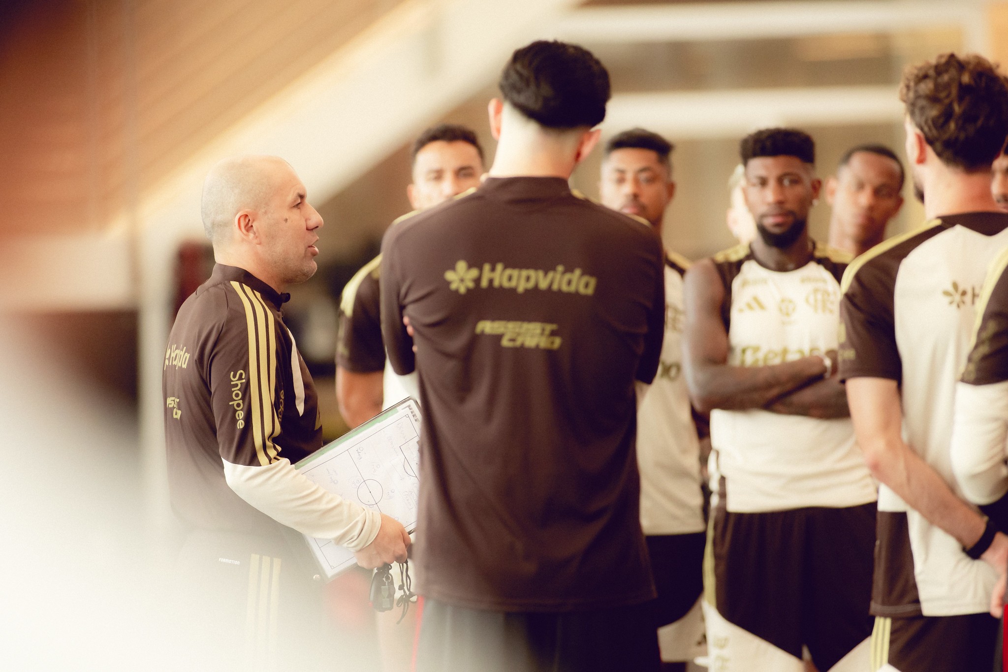 Jogadores experientes ajudam Jardim nos bastidores, e Flamengo faz plano para dosar desgaste físico | Ge