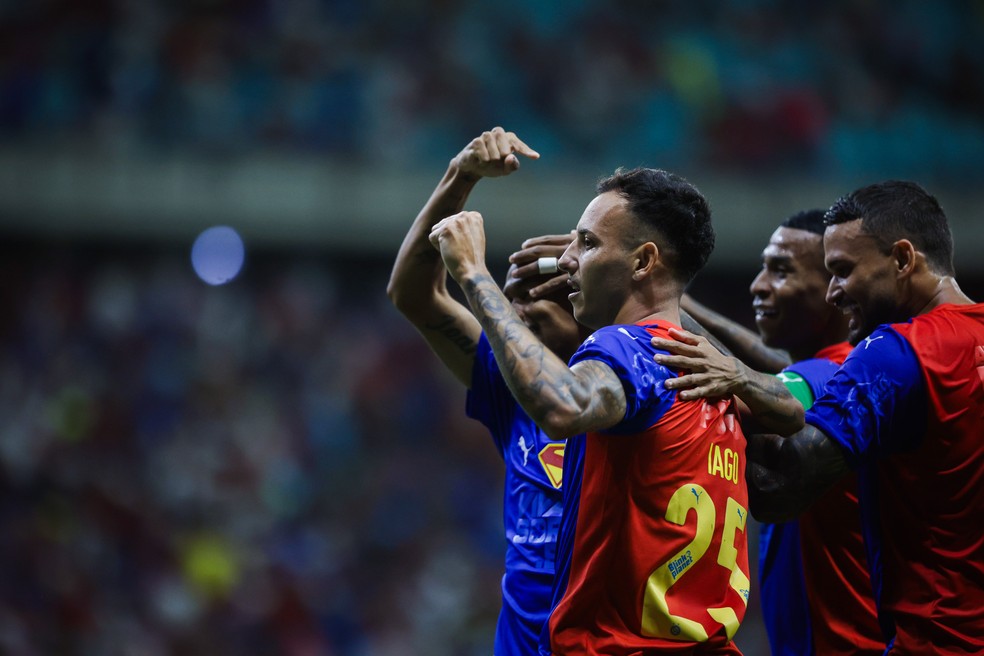 Ademir aponta para Iago em comemoração do gol do lateral do Bahia contra o Grêmio — Foto: Letícia Martins / EC Bahia