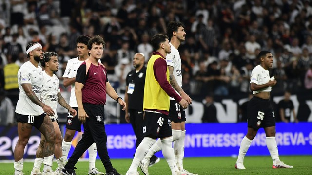 Fernando Diniz e jogadores do Corinthians após derrota para o Santos