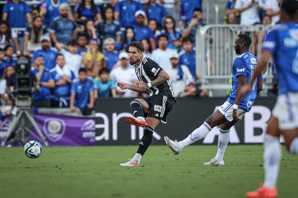 Lyanco em ação durante Atlético-MG x Cruzeiro — Foto: Pedro Souza / Atlético