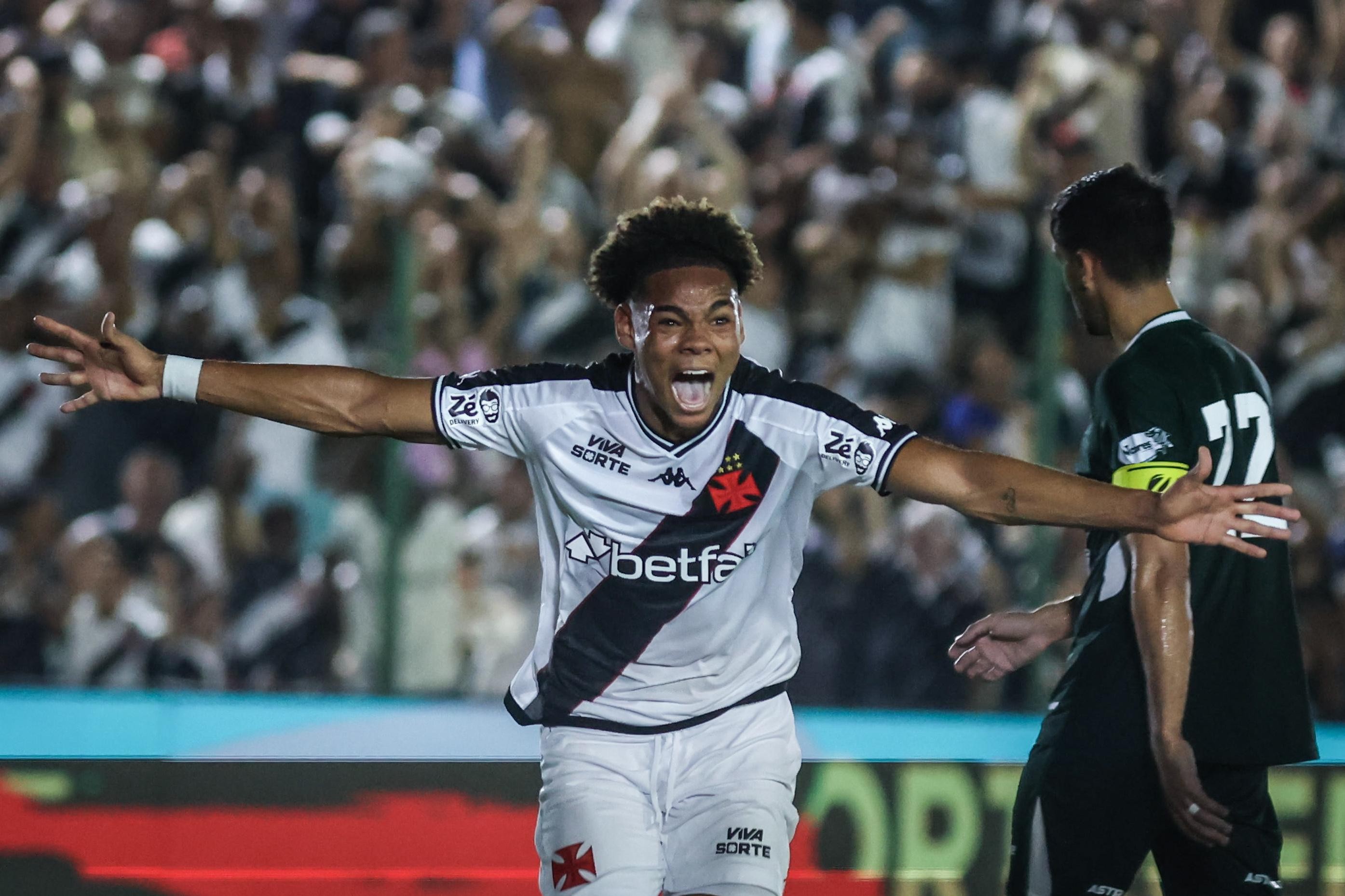 Al-Fayha, de Hugo Moura e Carille, negocia com Walace Falcão, do Vasco