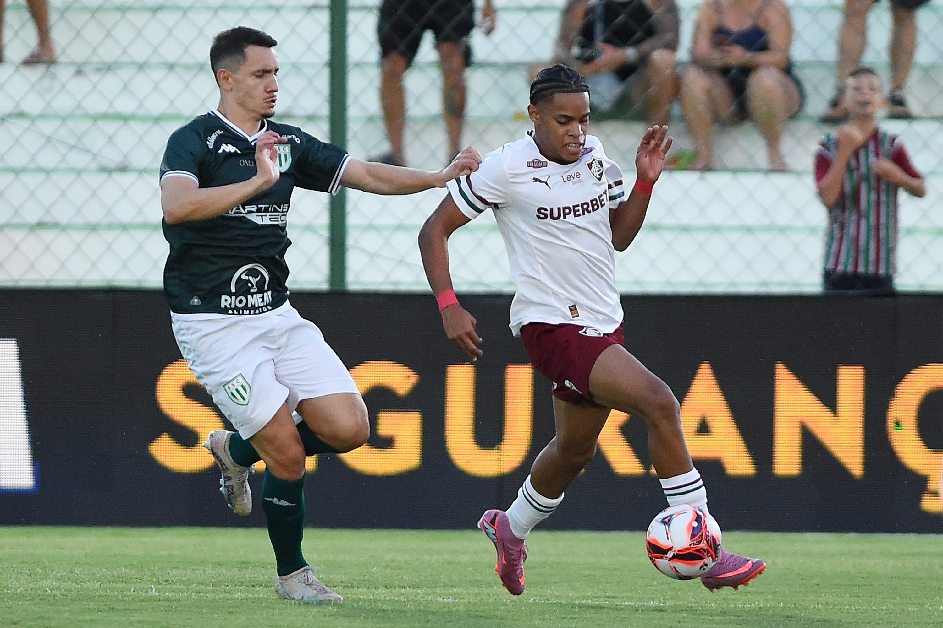 Matheus Reis se lesiona e desfalca Fluminense por tempo indeterminado