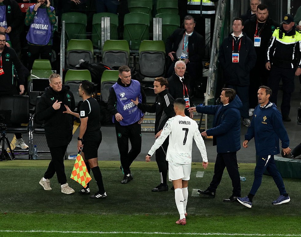 Cristiano Ronaldo discute com Heimir Hallgrimsson após expulsão — Foto: Getty Images