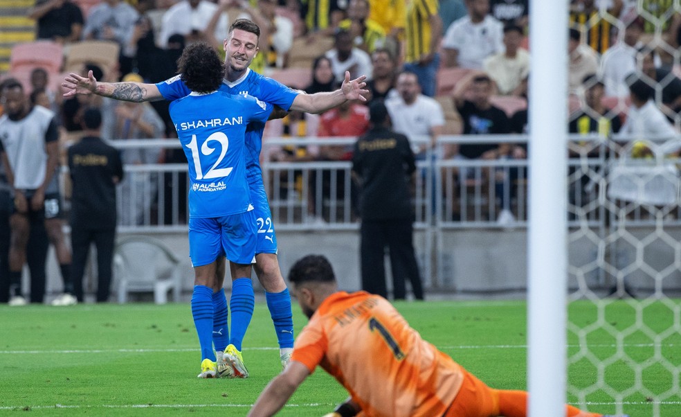 Al-Shahrani (12) comemora após abrir o placar para o Al-Hilal sobre o Al-Ittihad — Foto: Twitter/Al-Hilal