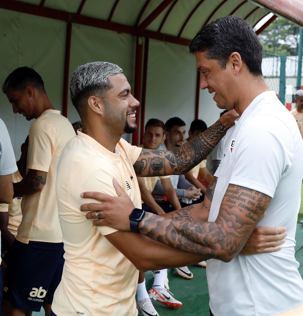 Thiago Carpini cumprimenta Wellington Rato no São Paulo — Foto: Rubens Chiri/saopaulofc.net