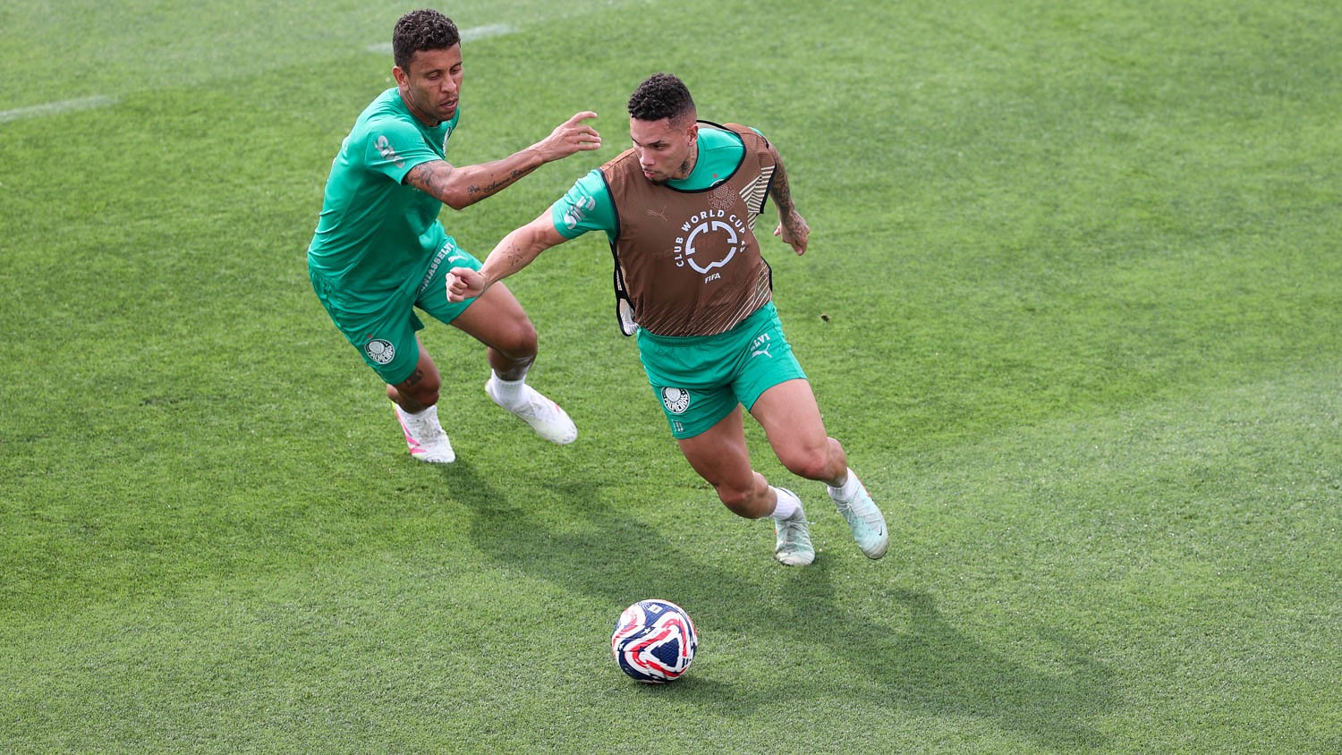 Plano cauteloso do Palmeiras para estreia de Paulinho nos EUA: controle essencial.