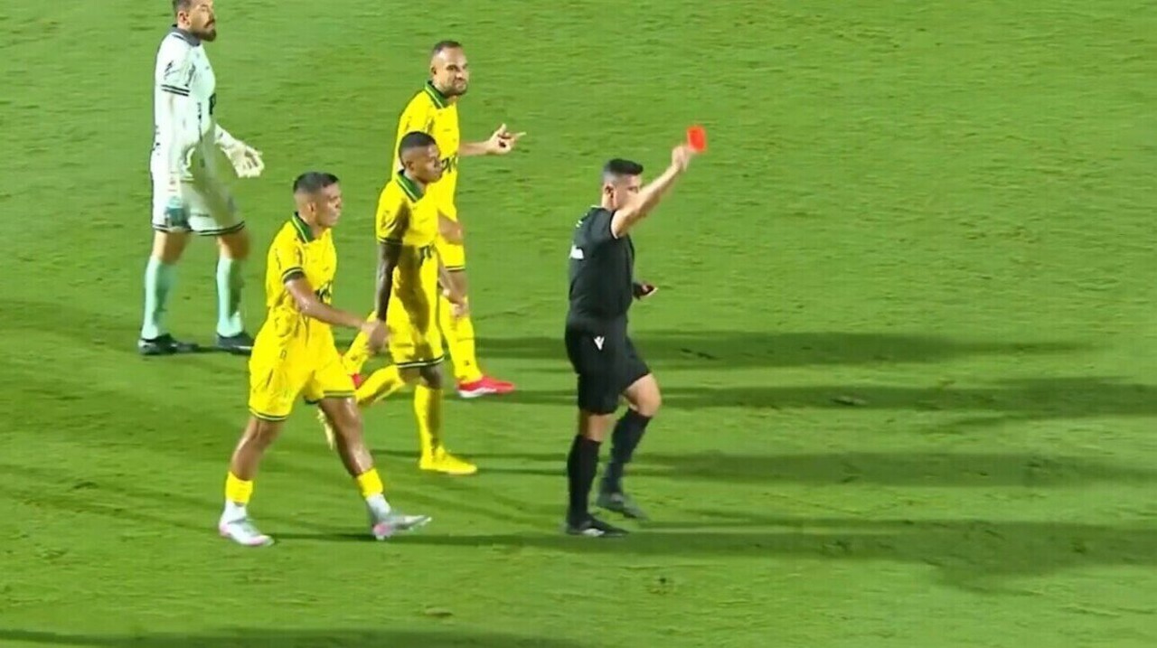 Áudio do VAR é divulgado em lance de Kenji: 