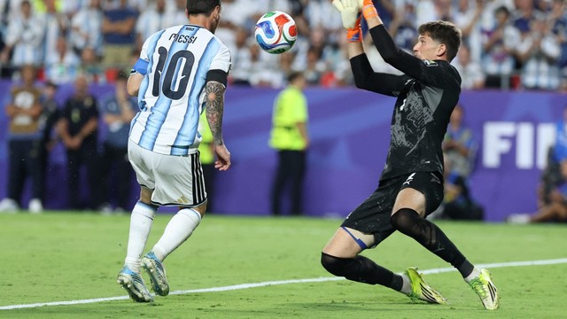Kobel defende finalização de Messi