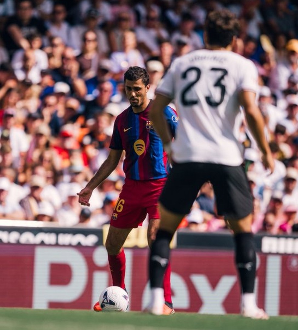 Rodri em ação pelo Barcelona contra o Valencia — Foto: Twitter/Barcelona
