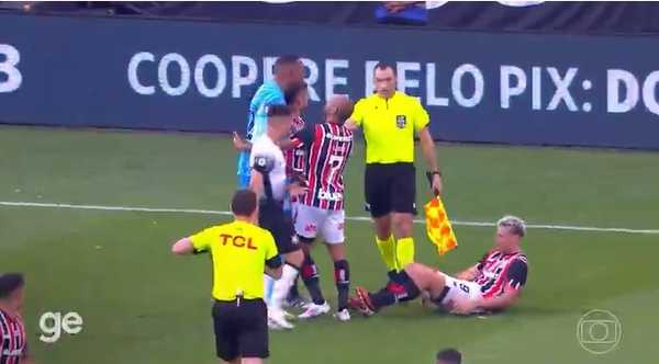 Clássico Paulista: Carlos Miguel empurra Calleri, Luciano tenta revidar em jogo tenso.