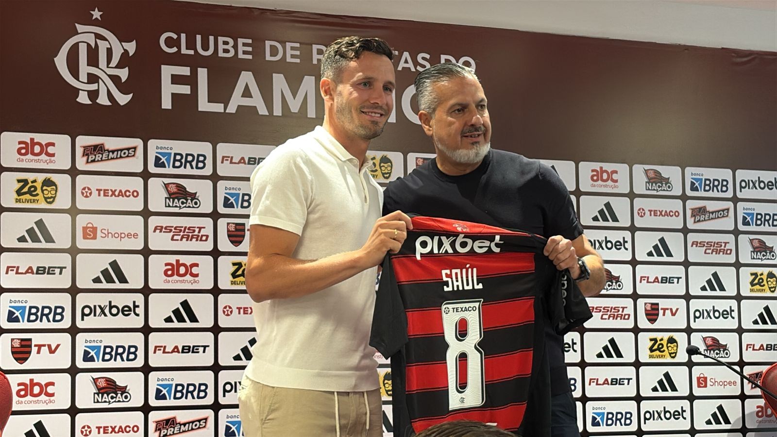 Exaltação a Filipe Luís: Craque do Flamengo mostra habilidades de treinador.