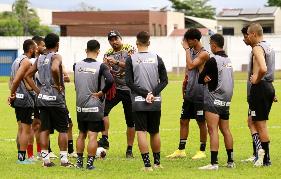 Treinador Júnior Lopes conversa com elenco do Genus em treino no Aluizão — Foto: Gilmar de Jesus