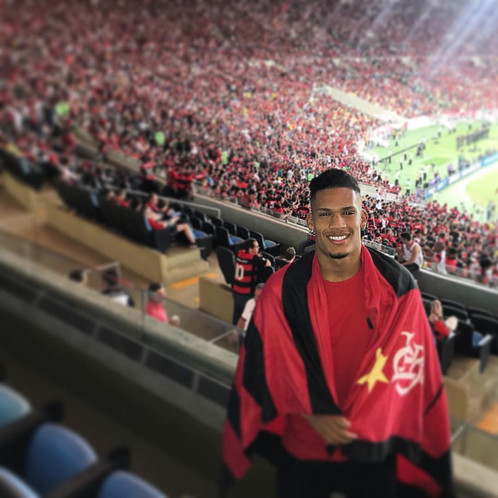 Rafael Santos como torcedor do Flamengo no Maracanã