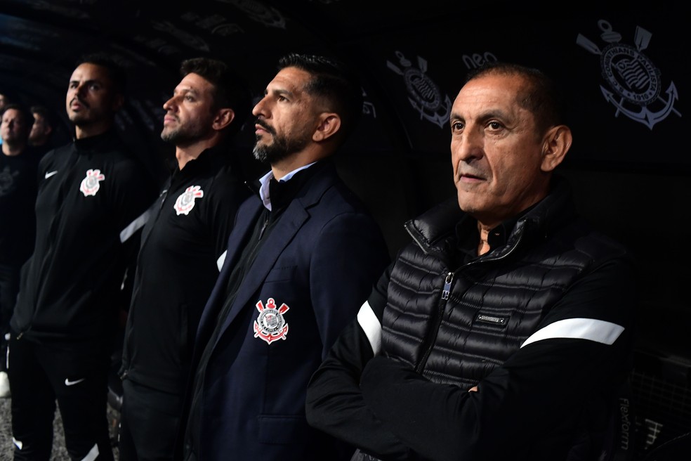 Ramón Díaz e Emiliano Díaz em Corinthians x Athletico-PR — Foto: Marcos Ribolli