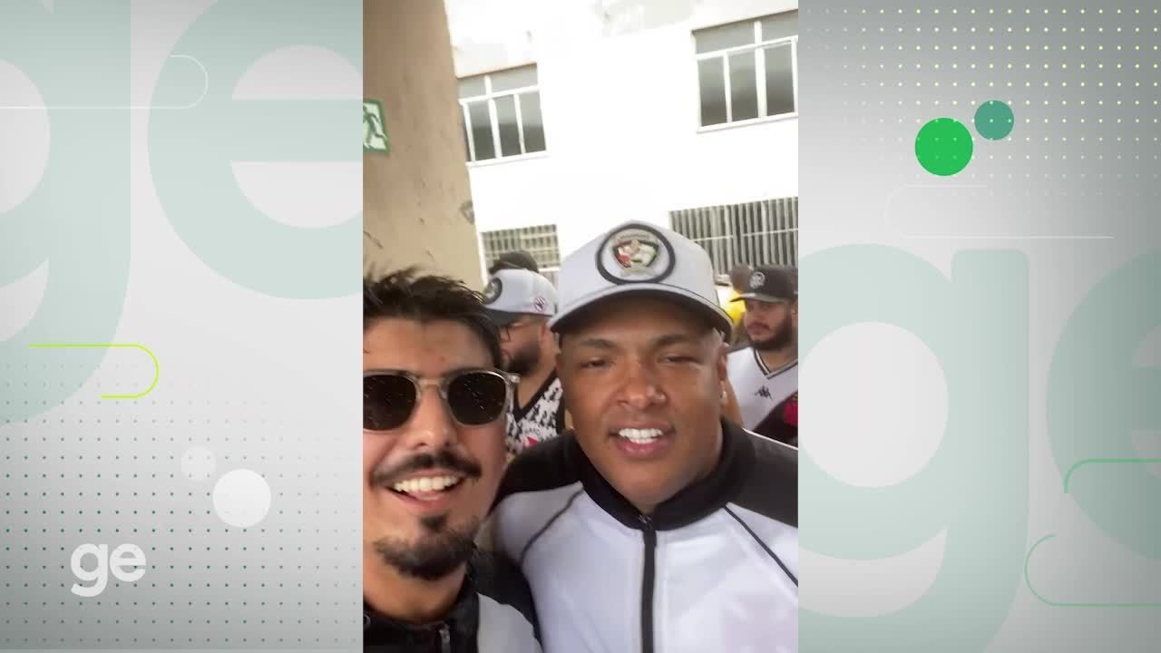 Mauro canta hit da torcida do Vasco com MC Darlan