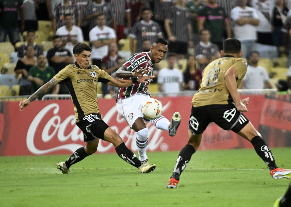 Marquinhos chuta de longe e marca o primeiro do jogo em Fluminense x Colo-Colo � Foto: Andr� Dur�o