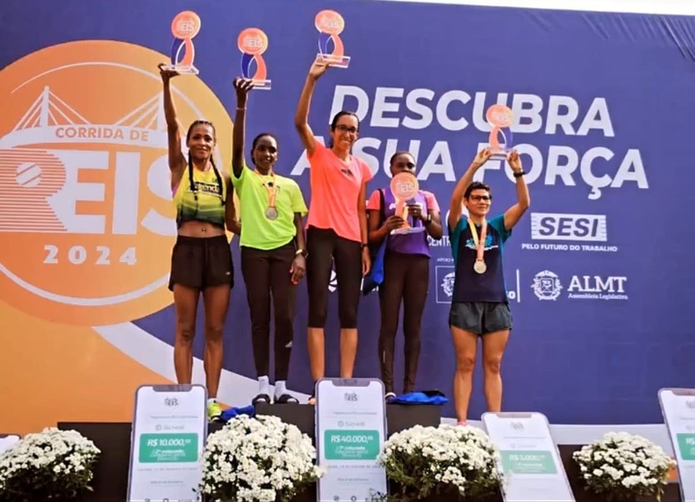 Regiane á esquerda do pódio e Kleidiane no centro, vencedora da Corrida de Reis 2024 — Foto: Fototop