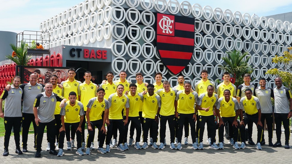 Base do Flamengo antes da viagem para a Libertadores Sub-20