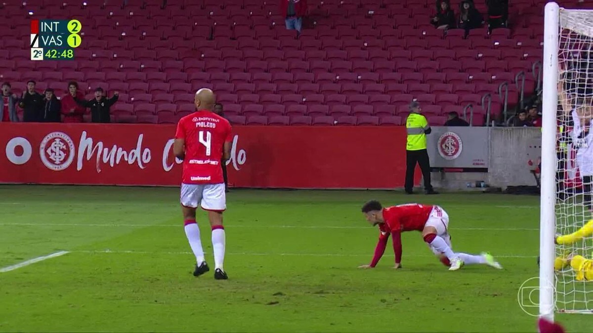 Ex-jogador do Paraná Clube leva chute na cabeça; veja o vídeo