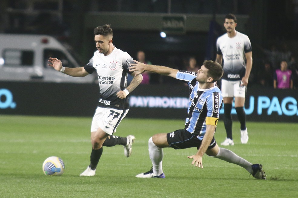 Igor Coronado e Kannemann em Grêmio x Corinthians — Foto: Gabriel Machado/AGIF