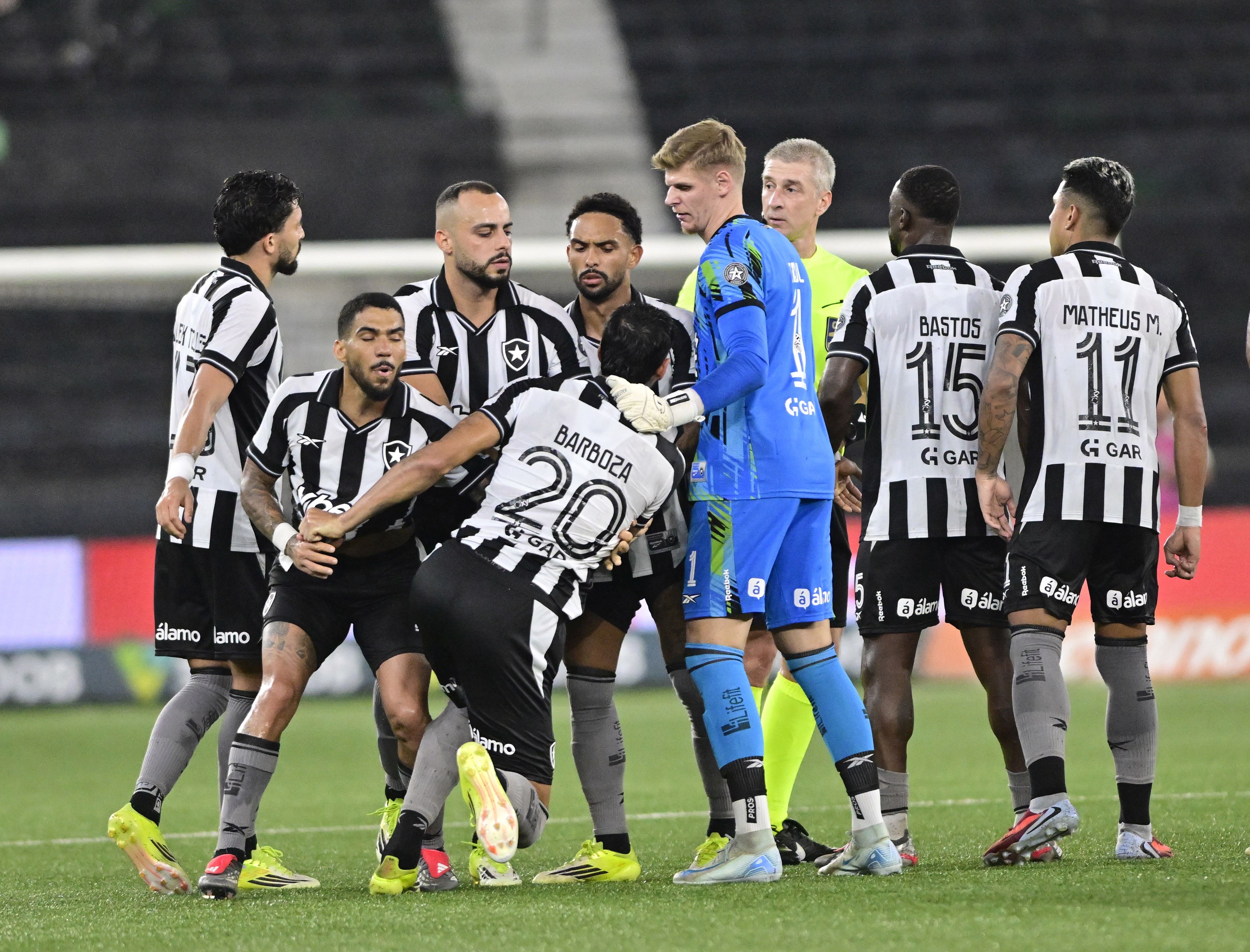 O Calvário Alvinegro no Niltão: Botafogo Amarga Retrospecto Desolador Contra o Flamengo e Pressiona Anselmi