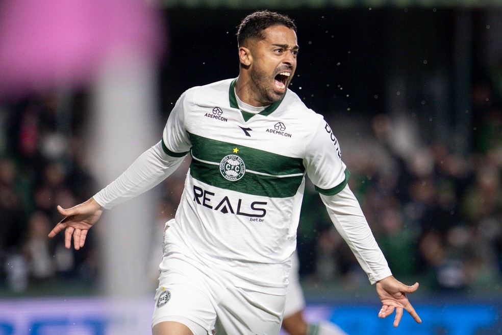 Dellatorre, atacante do Coritiba, comemora gol