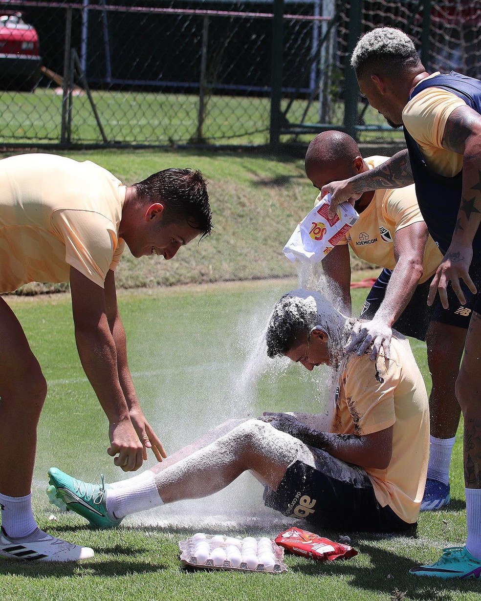 Pablo Maia leva ovada e farinha em treino do São Paulo — Foto: Rubens Chiri/saopaulofc.net
