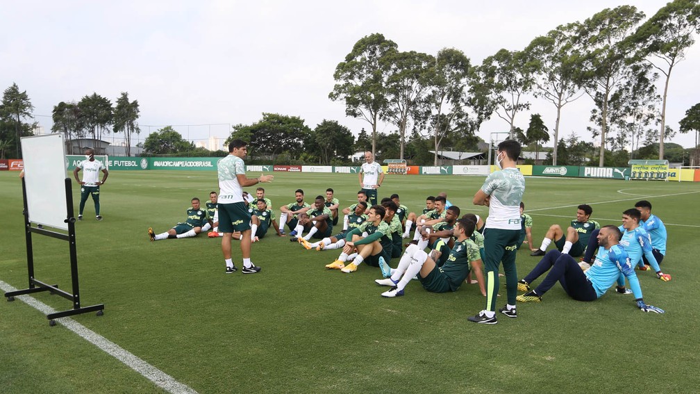 Danilo recebe ofertas do exterior e Palmeiras estipula data para conversas  e negociações