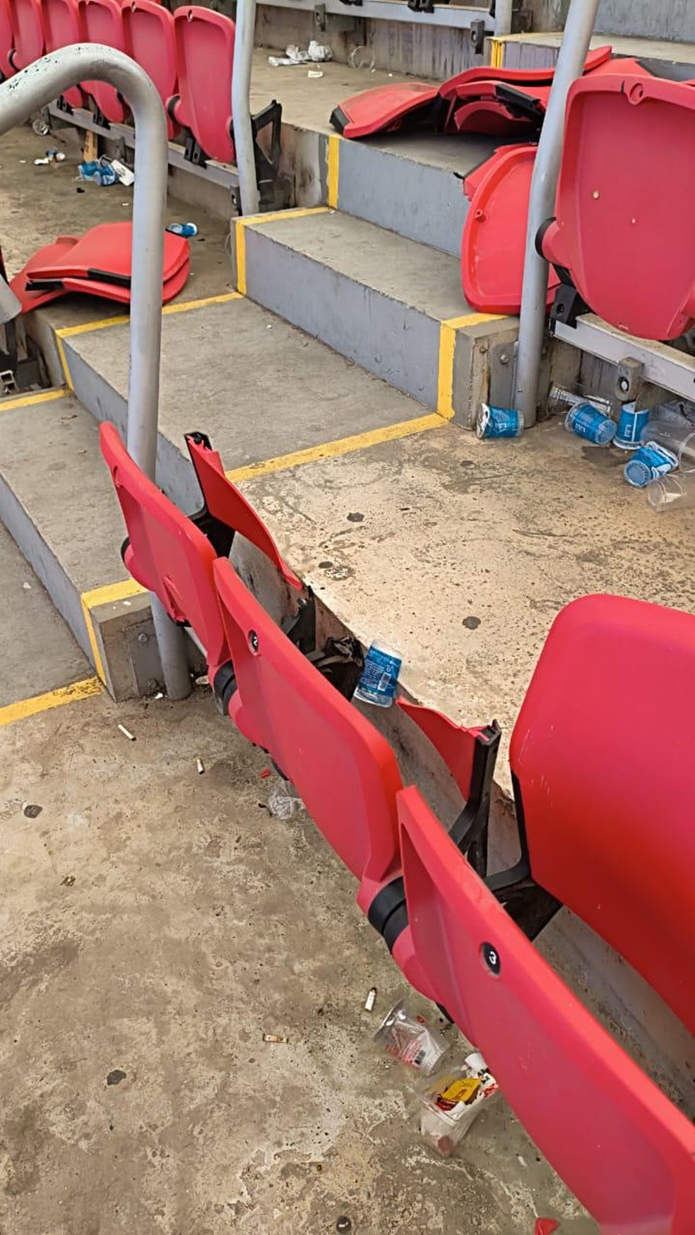 Cadeiras quebradas no Beira-Rio — Foto: Arquivo pessoal