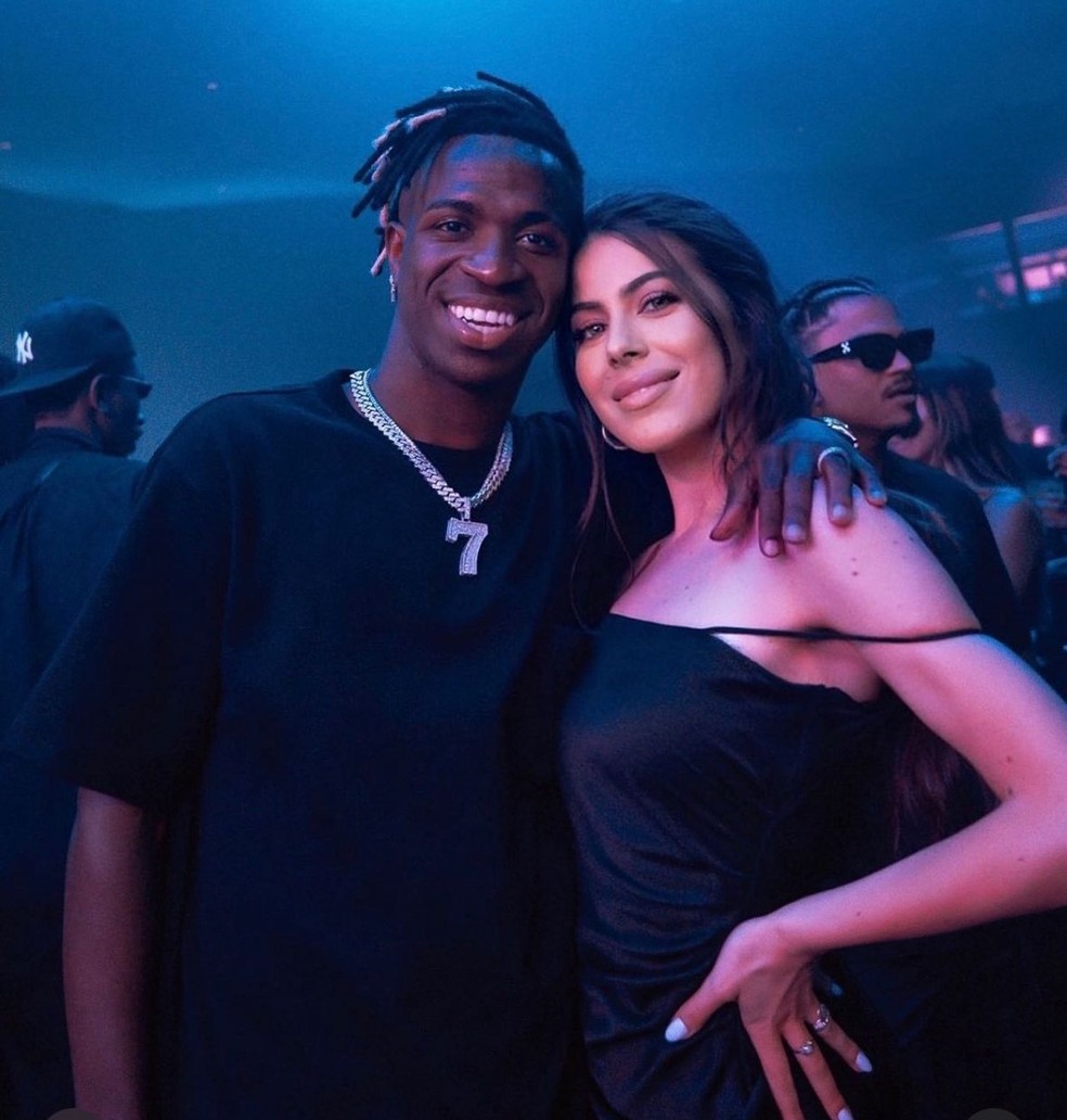 Vini Jr ao lado de Sara Duque, professora de espanhol e inglês — Foto: Reprodução/Instagram