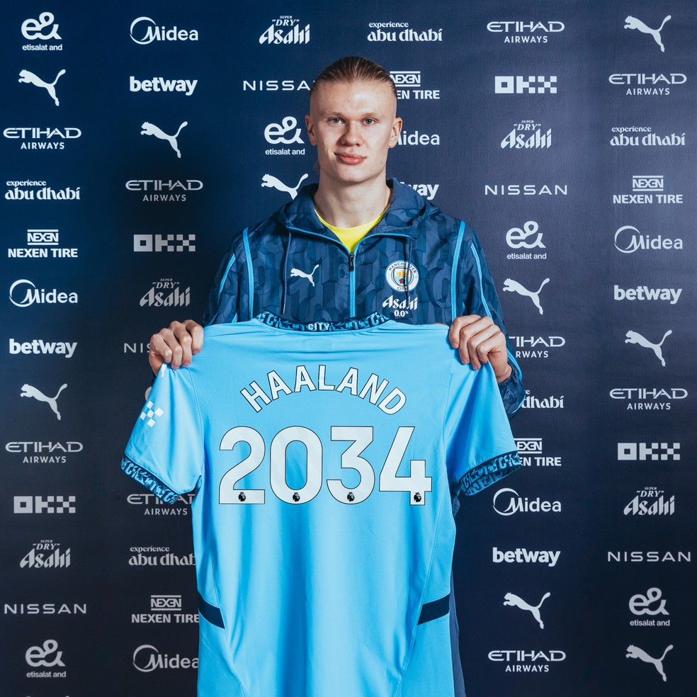 Haaland posa com camisa do City em renovação de contrato — Foto: Reprodução