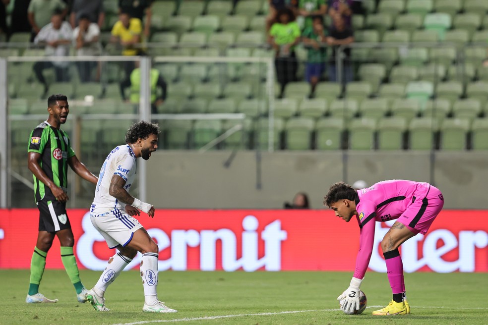 Gabigol e Matheus Mendes em América x Cruzeiro — Foto: Gilson Lobo/AGIF