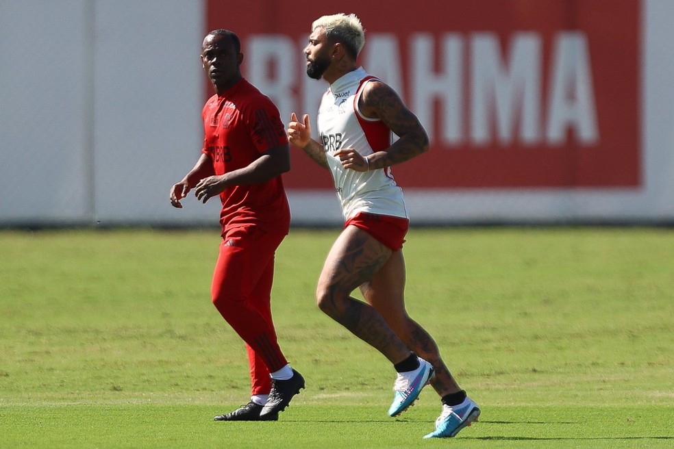 Gabigol treina no campo acompanhado de fisioterapeuta do Flamengo — Foto: Marcelo Cortes/Flamengo