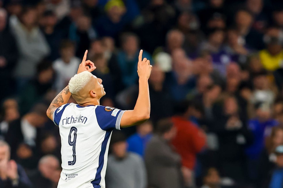 Richarlison volta a ser titular após lesão e marca na Liga Europa — Foto: DeFodi Images via Getty Images