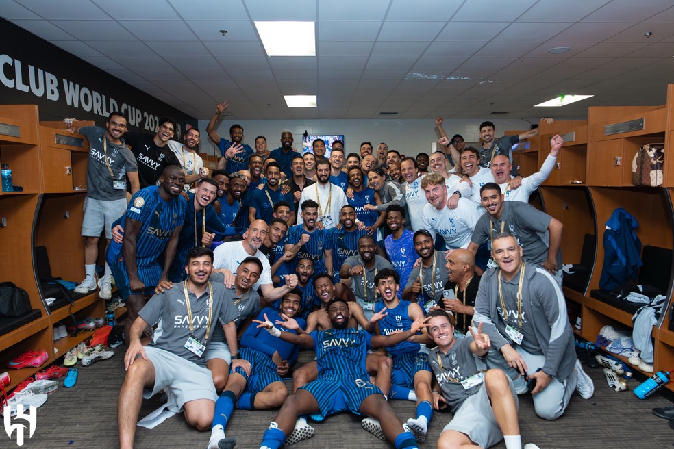Elenco do Al-Hilal comemora classificação com donos do time — Foto: Divulgação