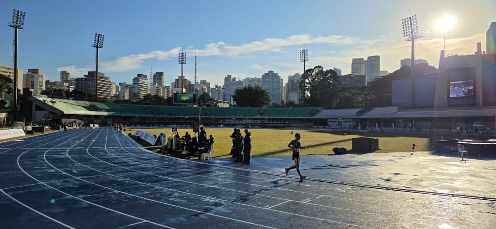 Caio Bonfim na prova de meia maratona na marcha atlética do Troféu Brasil de Atletismo — Foto: Marcel Merguizo/GE
