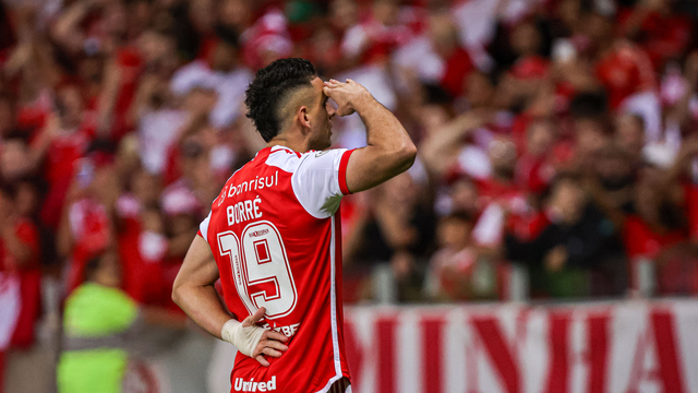 Borré, do Inter, comemora gol contra o Fluminense