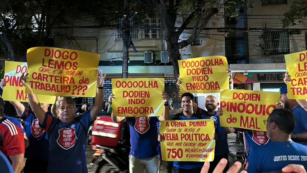 Apoiadores de Bap protestam contra diretoria do Flamengo com cartazes — Foto: Divulgação