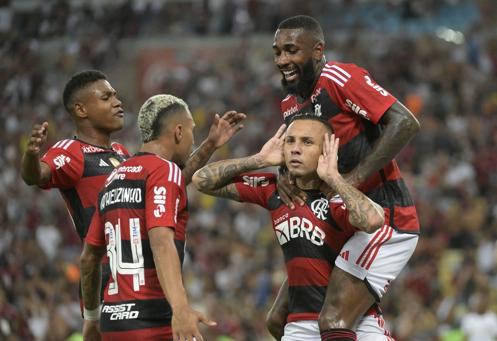 Everton Cebolinha comemora gol pelo Flamengo contra o Fluminense &mdash; Foto: Andr&eacute; Dur&atilde;o / ge