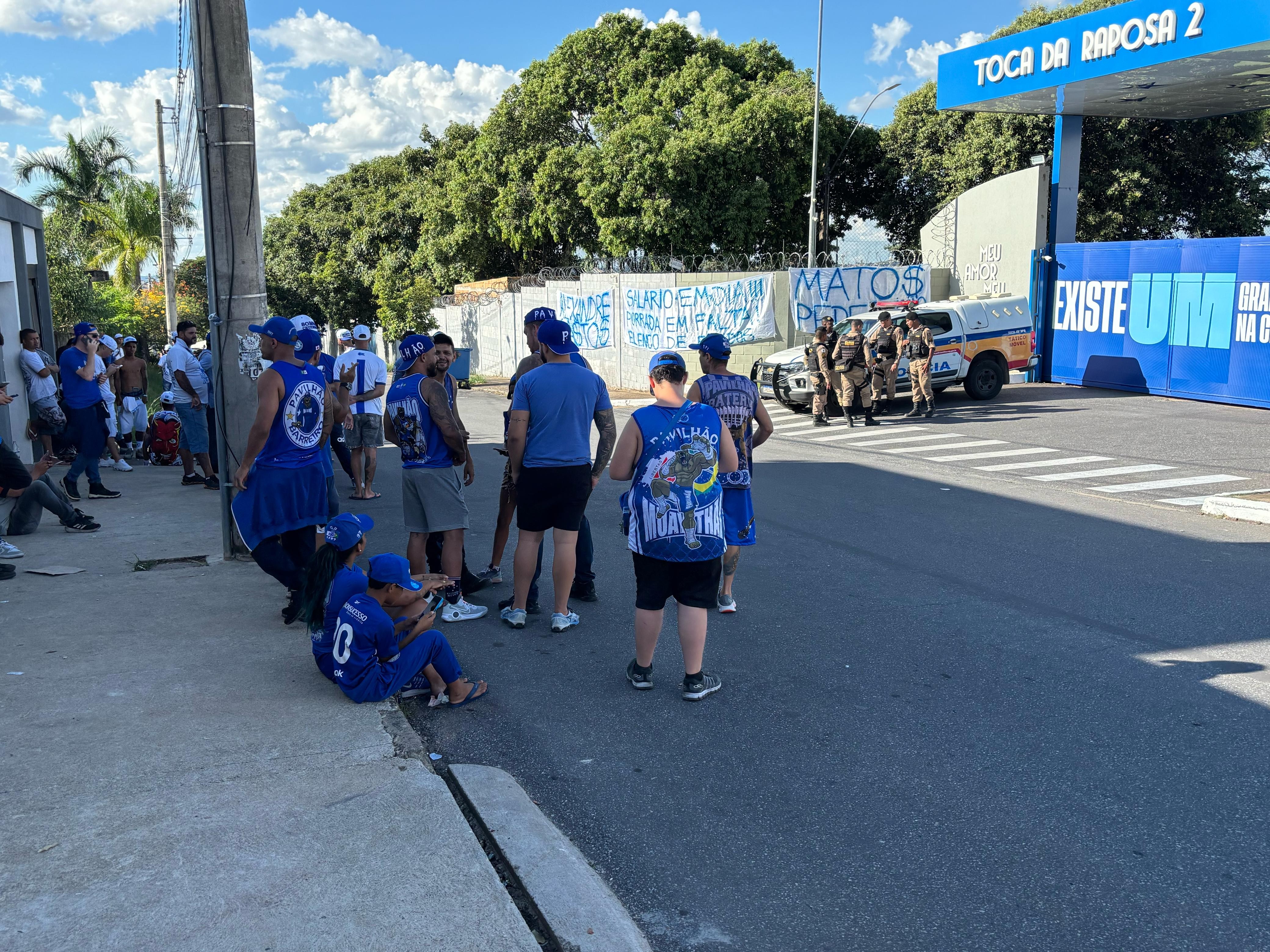 Manifestação de torcedores do Cruzeiro contra Alexandre Mattos e elenco no clube.