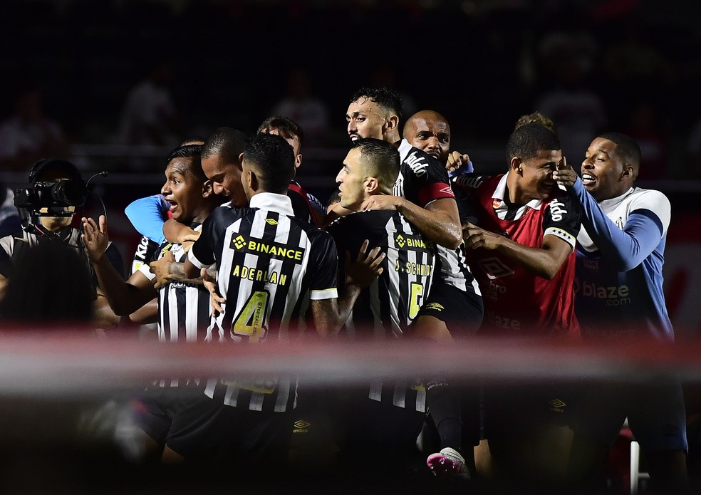 Comemoração gol Morelos em São Paulo x Santos — Foto: Marcos Ribolli