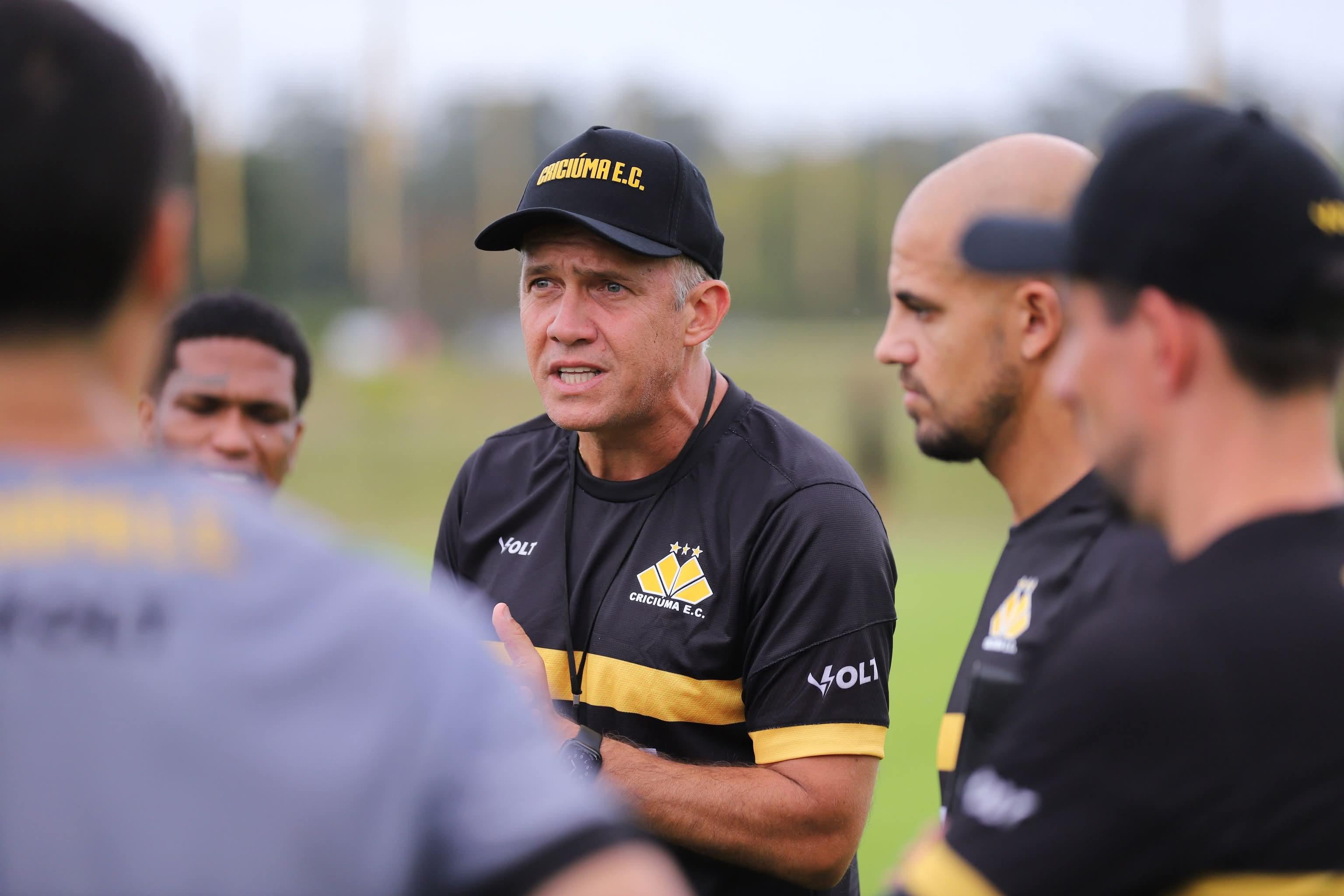 As primeiras 24 horas do técnico Eduardo Baptista no Criciúma | Ge